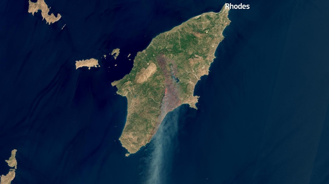Οι καπνοί από τη φωτιά στη Ρόδο, όπως φαίνονται από το διάστημα