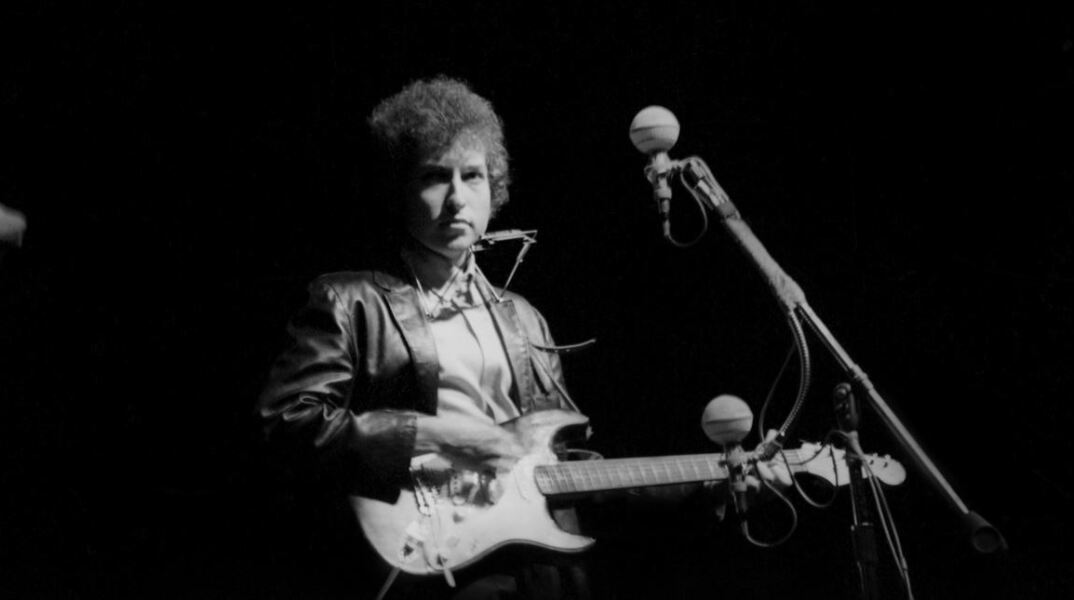 O Bob Dylan κατά την εμφάνισή του με την Fender Stratocaster στο Newport Folk Festival © Alice Ochs/Michael Ochs Archives/Getty Images