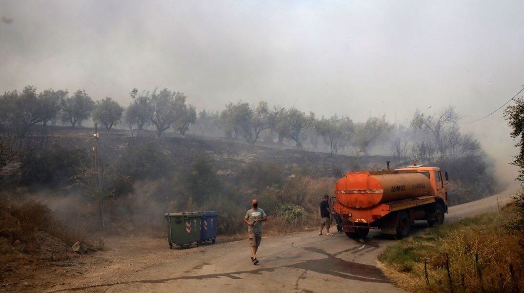 Φωτιά στη Λαμία: Πολλαπλό το πύρινο μέτωπο, τέσσερις τραυματίες