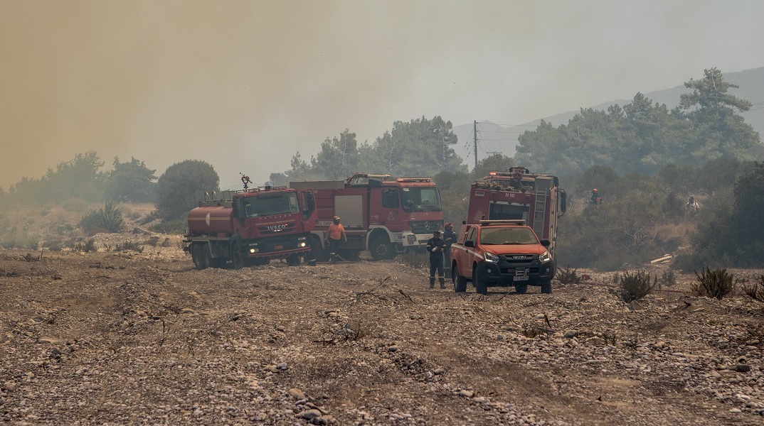 Φωτιά στη Ρόδο: Πυροσβεστική επί ποδός 