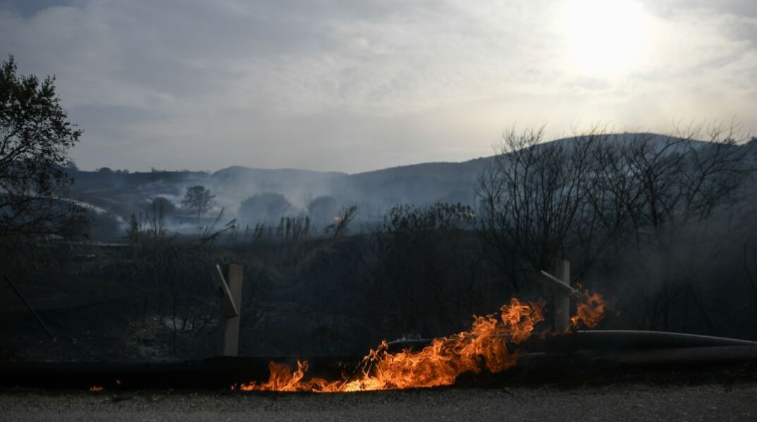 «Πόλεμος» με τις φλόγες σε πολλαπλά μέτωπα