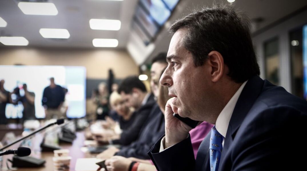 Η παραίτηση Μηταράκη εν μέσω πυρκαγιών και η «σκυτάλη» στον Γιάννη Οικονόμου