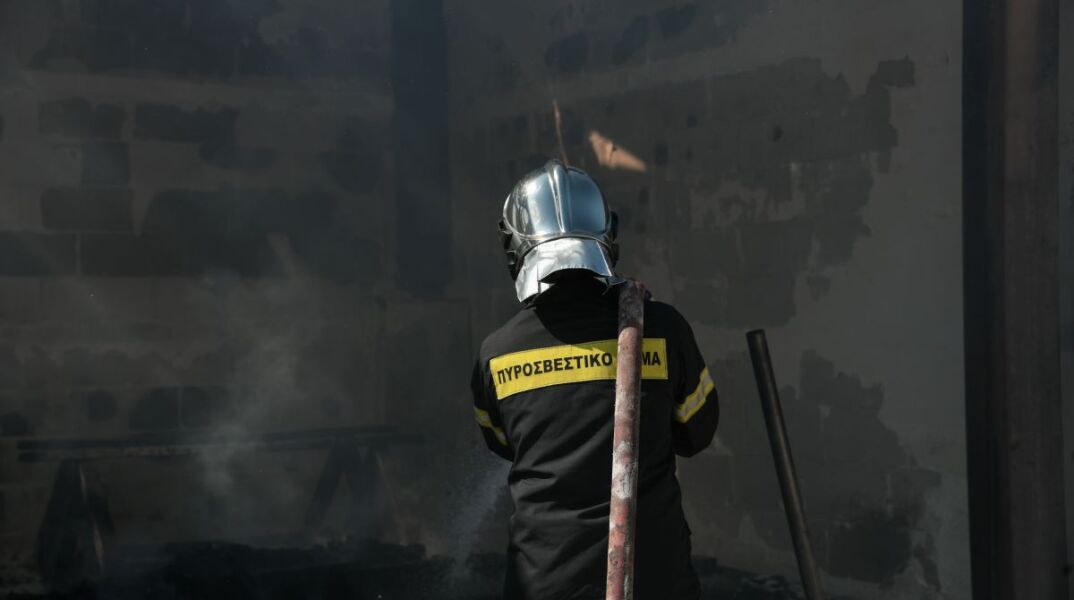 Πυρόπληκτες επιχειρήσεις: Ξεκινούν οι αναστολές συμβάσεων εργασίας – Οι δικαιούχοι των 534 ευρώ
