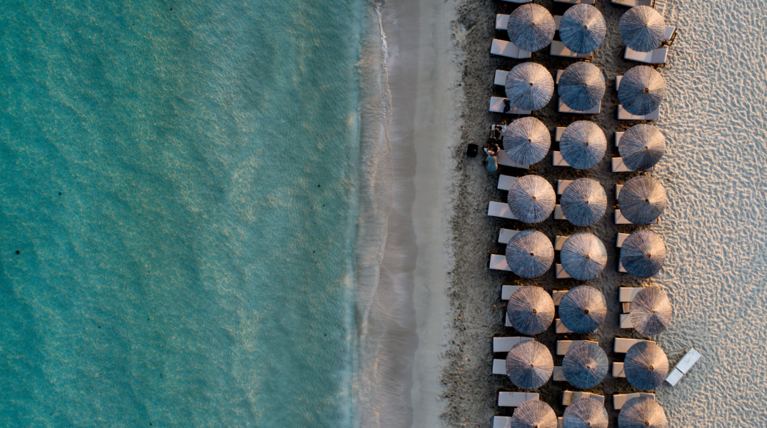 Ξαπλώστρες σε παραλία