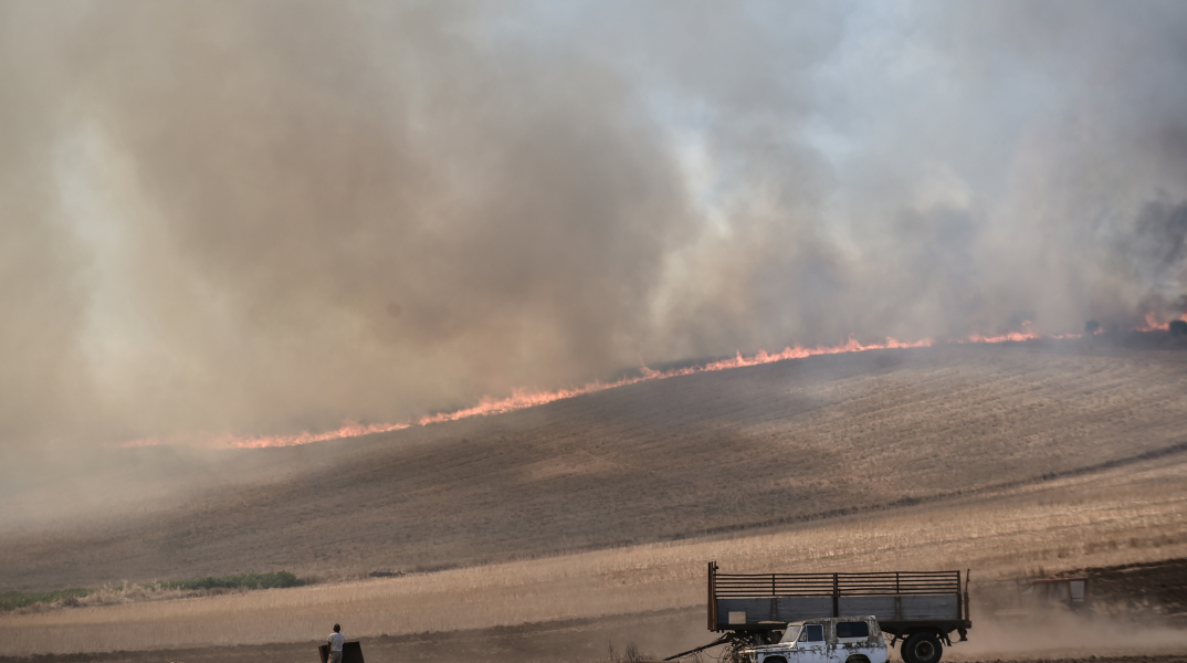 Στιγμιότυπο από τη φωτιά στη Μαγνησία