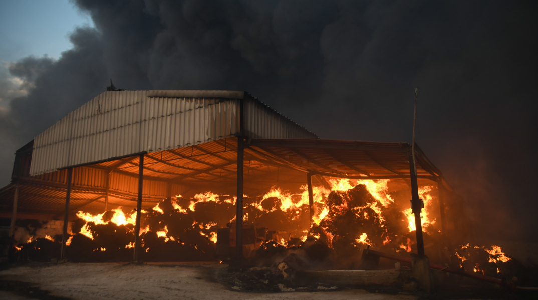 Αποθήκη στις φλόγες στη Μαγνησία