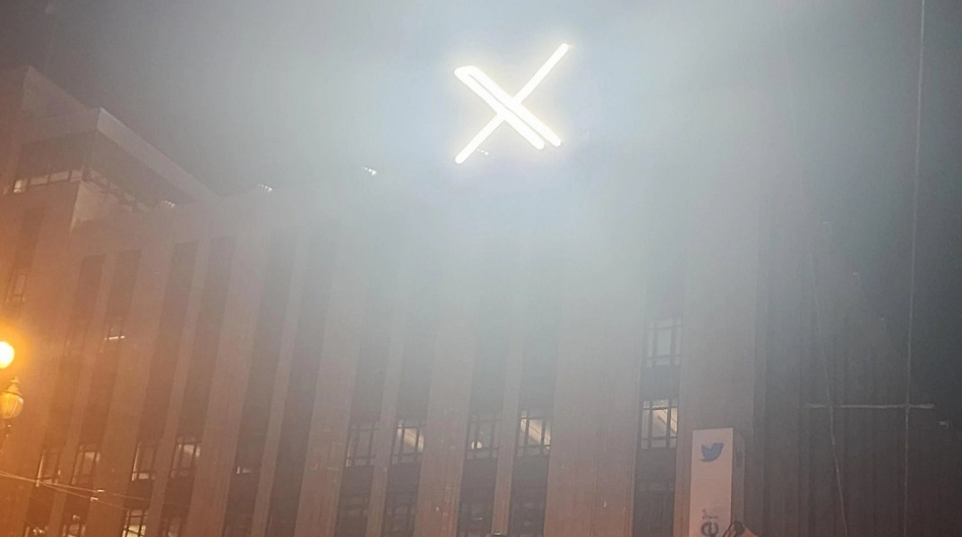 Η εκτυφλωτική πινακίδα στα γραφεία του Twitter στο Σαν Φρανσίσκο