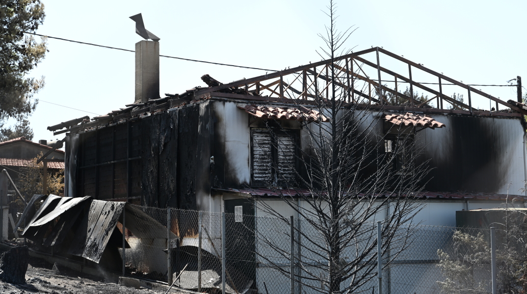 Καταστροφές από την πυρκαγιά στο Λουτράκι