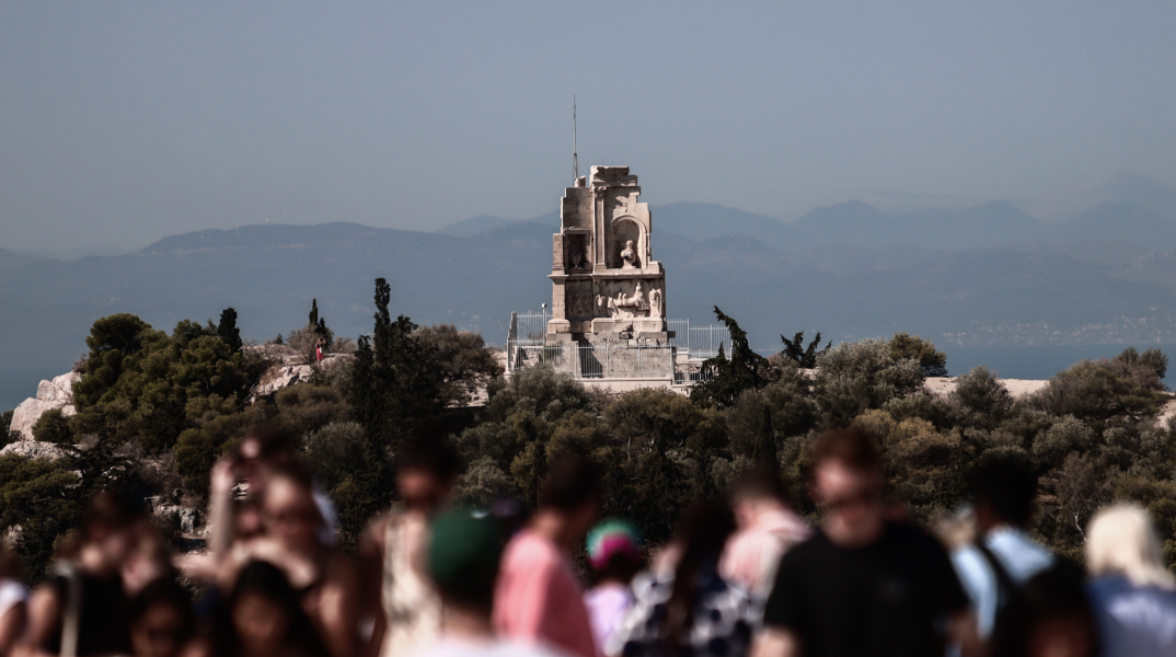 Καύσωνας στην Αθήνα - Τουρίστες στου Φιλοπάππου