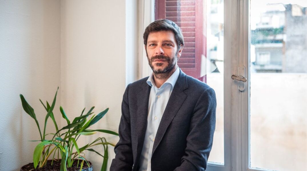 Νικόλας Γιατρομανωλάκης: «Η σχέση μου με την Αθήνα είναι γλυκόπικρη»