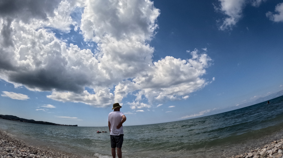 Σύννεφα στην παραλία