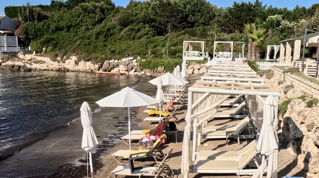 Ξαπλώστρες σε παραλία