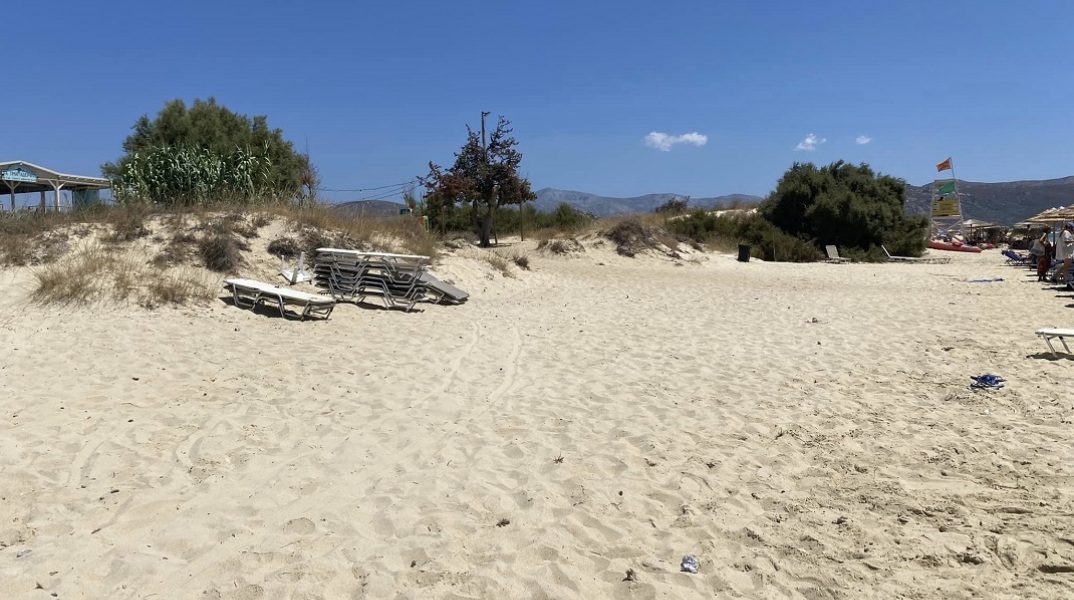 Μαζεμένες ξαπλώστρες στην Πλάκα της Νάξου