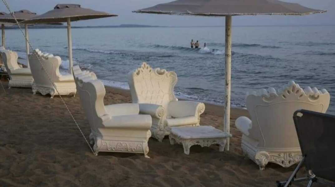 Eικόνες απείρου «κάλλους» στην Κουρούτα με μπαρόκ πολυθρόνες δίπλα στο κύμα