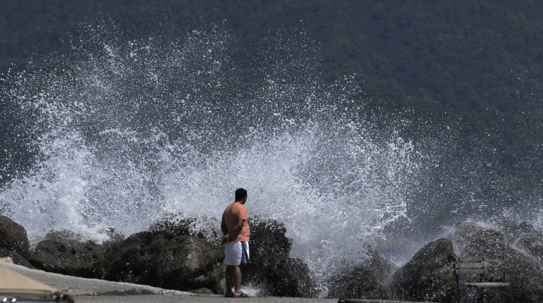 Κύματα σε παραλία