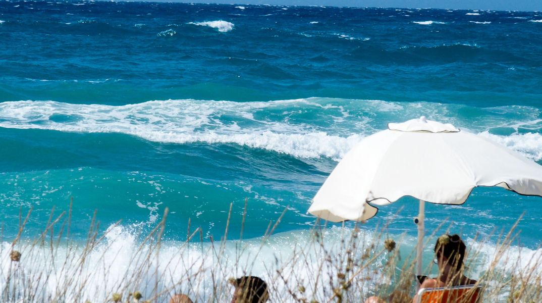 Κύματα σε παραλία