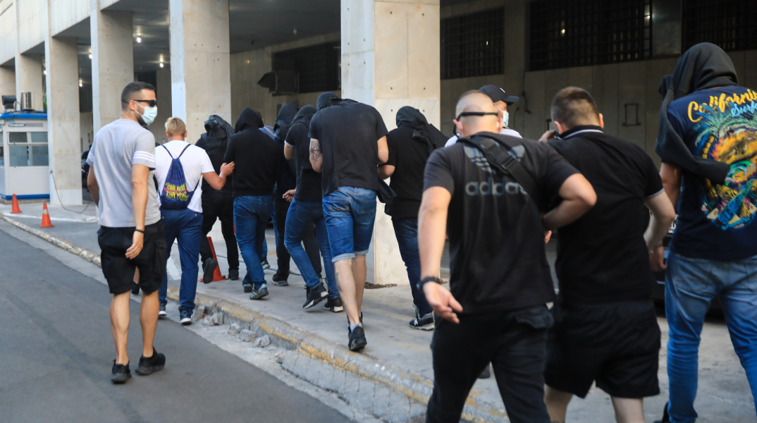 Μεταγωγή των συλληφθέντων Κροατών χούλιγκαν