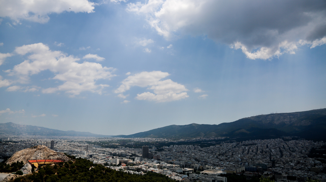 Σύννεφα πάνω από την Αθήνα