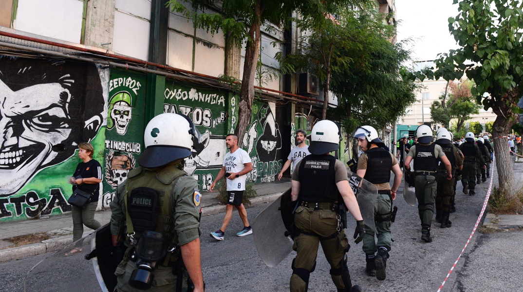 Αστυνομικοί έξω από το γήπεδο του Παναθηναϊκού