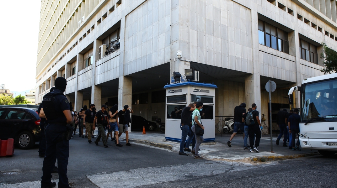 Mεταγωγή των 104 συλληφθέντων για τα επεισόδια στη Νέα Φιλαδέλφεια