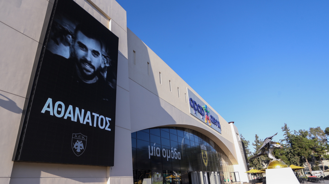 Το πρόσωπο του Μιχάλη Κατσουρή έξω από την OPAP Arena