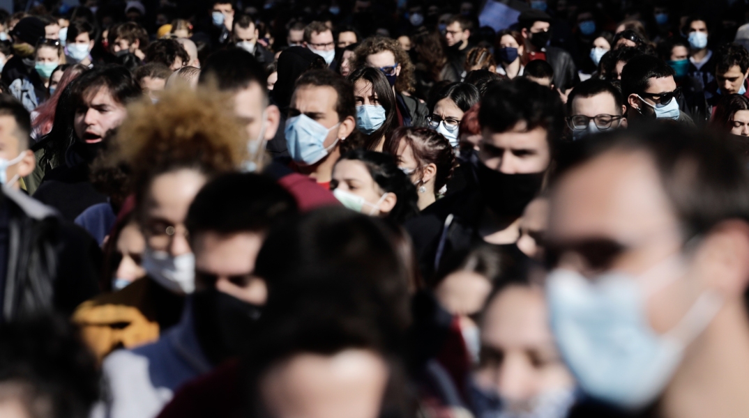 Άνθρωποι φορούν μάσκες