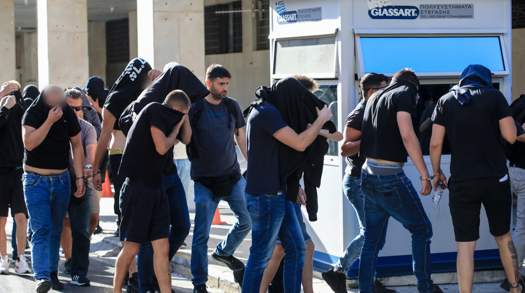 Μεταγωγή των συλληφθέντων χούλιγκαν