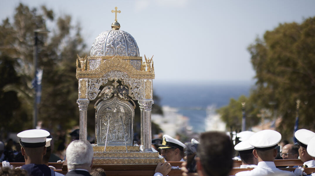 Λιτανεία της εικόνας της Παναγιάς στην Τήνο