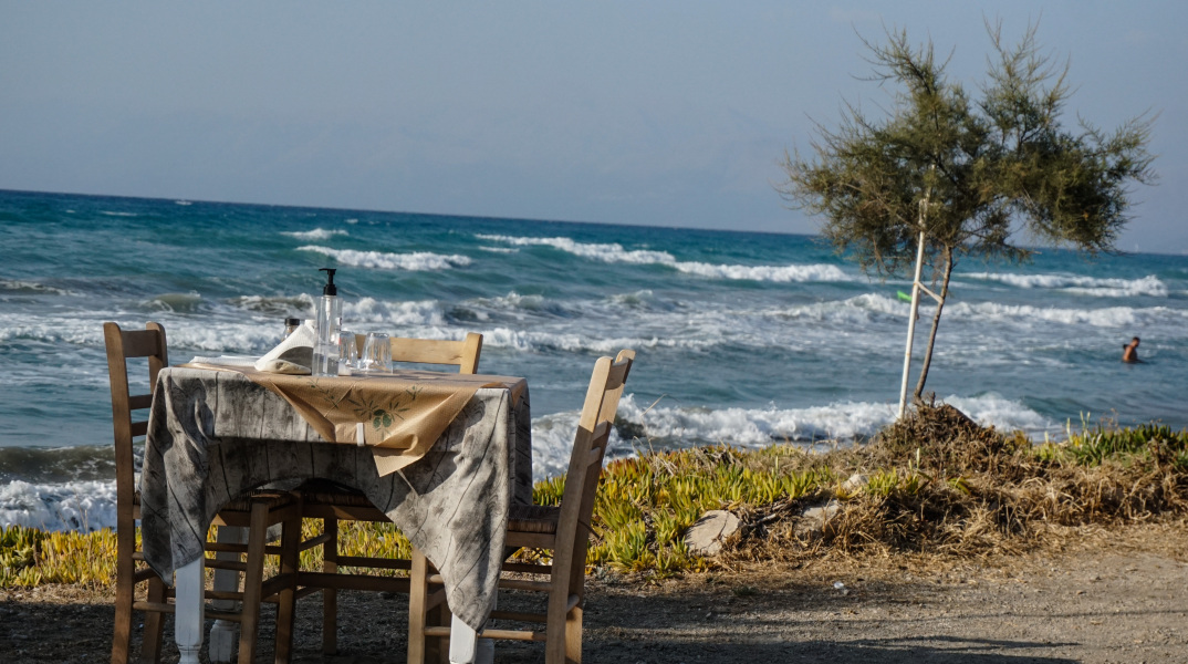 Τραπεζάκι ταβέρνας δίπλα στη θάλασσα
