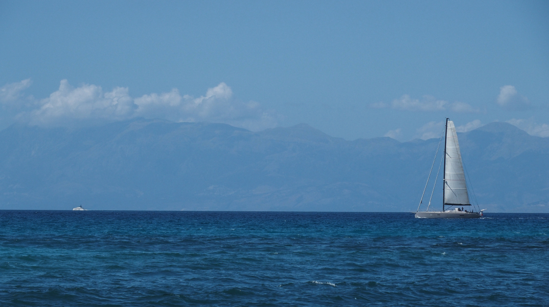 Ιστιοπλοϊκό στη θάλασσα με καλοκαιρινό καιρό