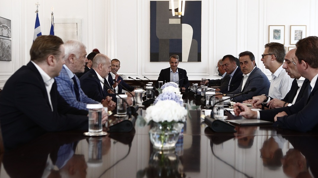 Σύσκεψη στο Μαξίμου του Κυριάκου Μητσοτάκη με Big-4 και πρόεδρο UEFA για την οπαδική βία