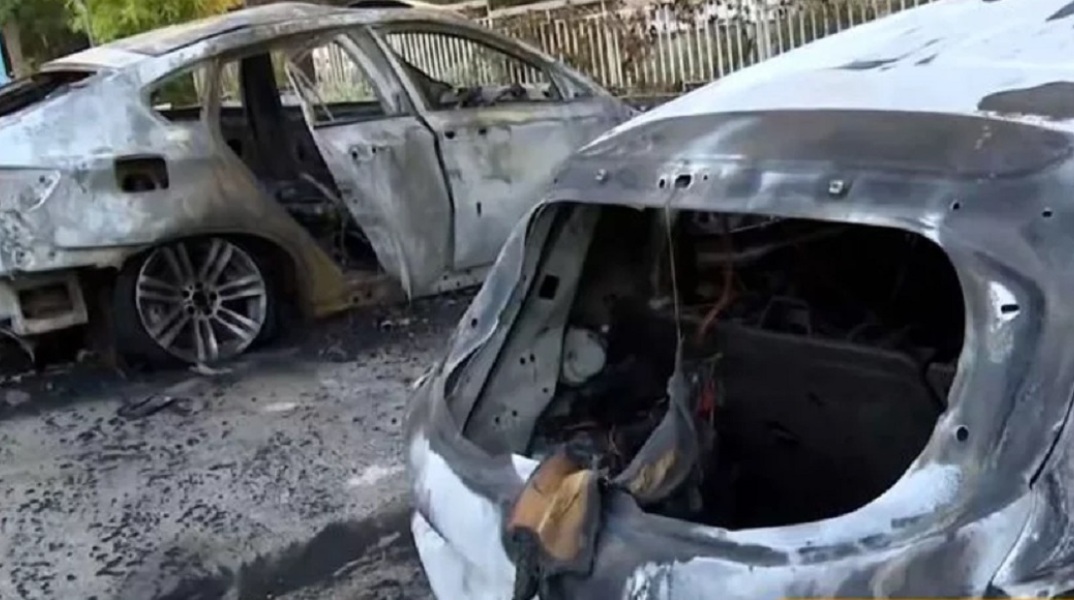Καλαμαριά: Κάηκαν δύο ΙΧ - Εκτεταμένες ζημιές και σε τρίτο όχημα