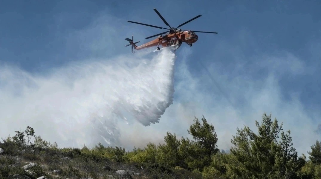 Φωτιά τώρα στo Δίστομο Βοιωτίας