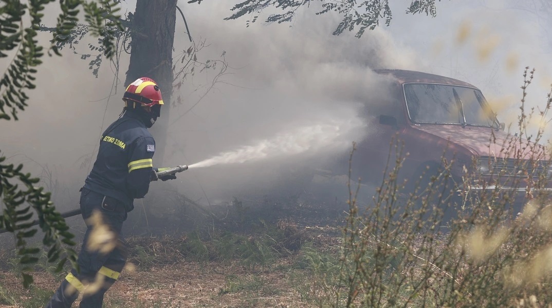 Φωτιά τώρα στην Καβάλα: Τραυματίστηκαν δύο πυροσβέστες 