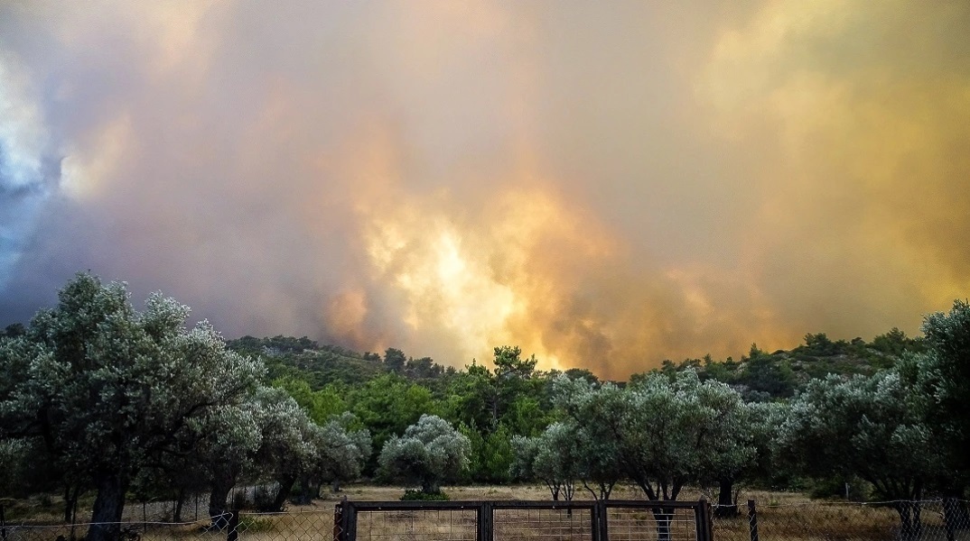 Φωτιά τώρα στη Ροδόπη: Καίγονται σπίτια