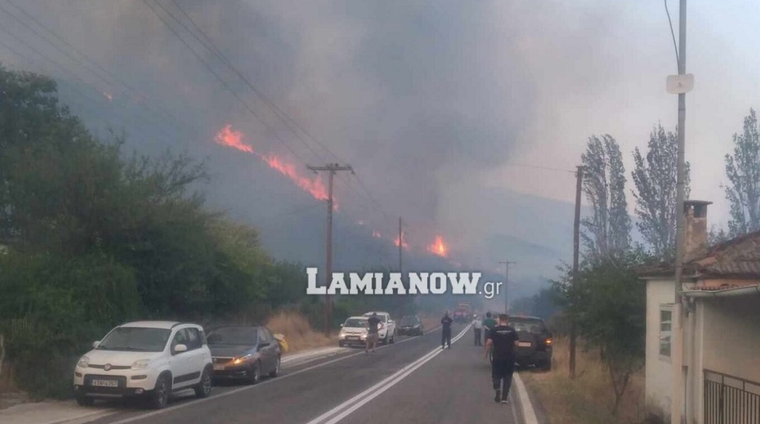 Φωτιά τώρα στη Μακρακώμη: Εντολή εκκένωσης στο χωριό Βίτωλη