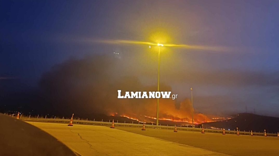Φωτιά στη Βοιωτία: Δίπλα στην Εθνική Οδό οι φλόγες