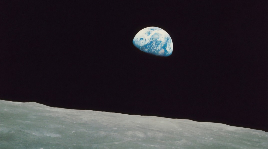 Σαν σήμερα η πρώτη φωτογραφία της Γης από τη Σελήνη