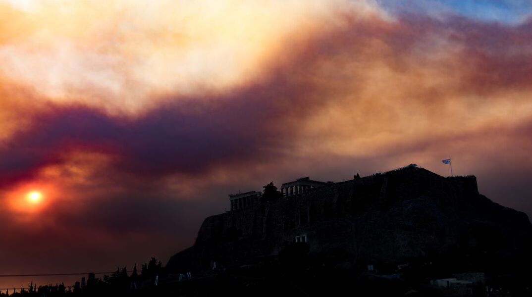 Σκέπασε την Ακρόπολη ο καπνός από τα πύρινα μέτωπα