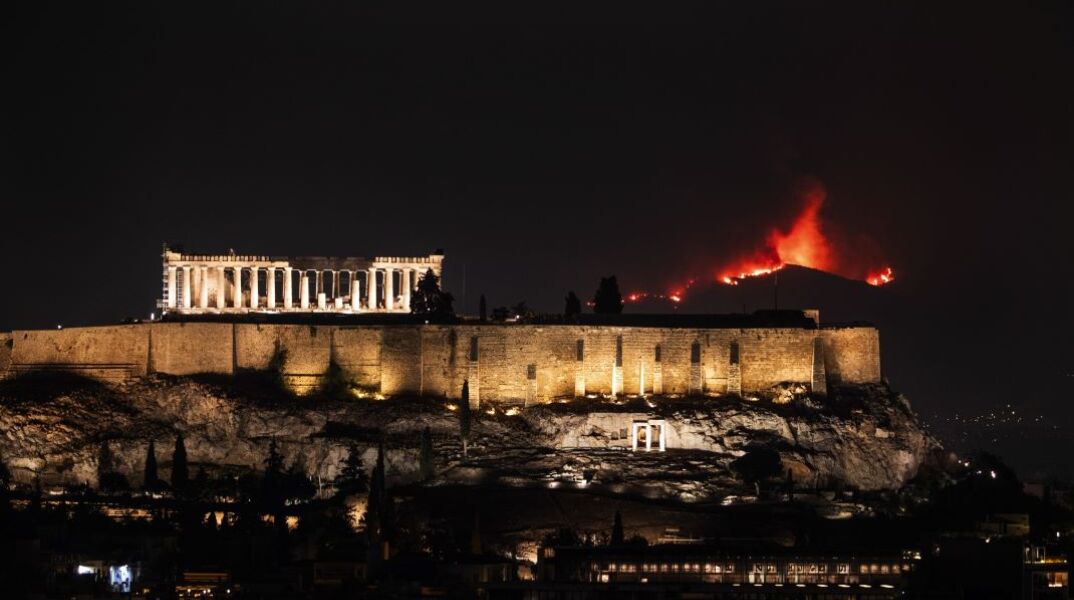 Η φωτογραφία της Ακρόπολης με τις φλόγες που προκαλεί δέος