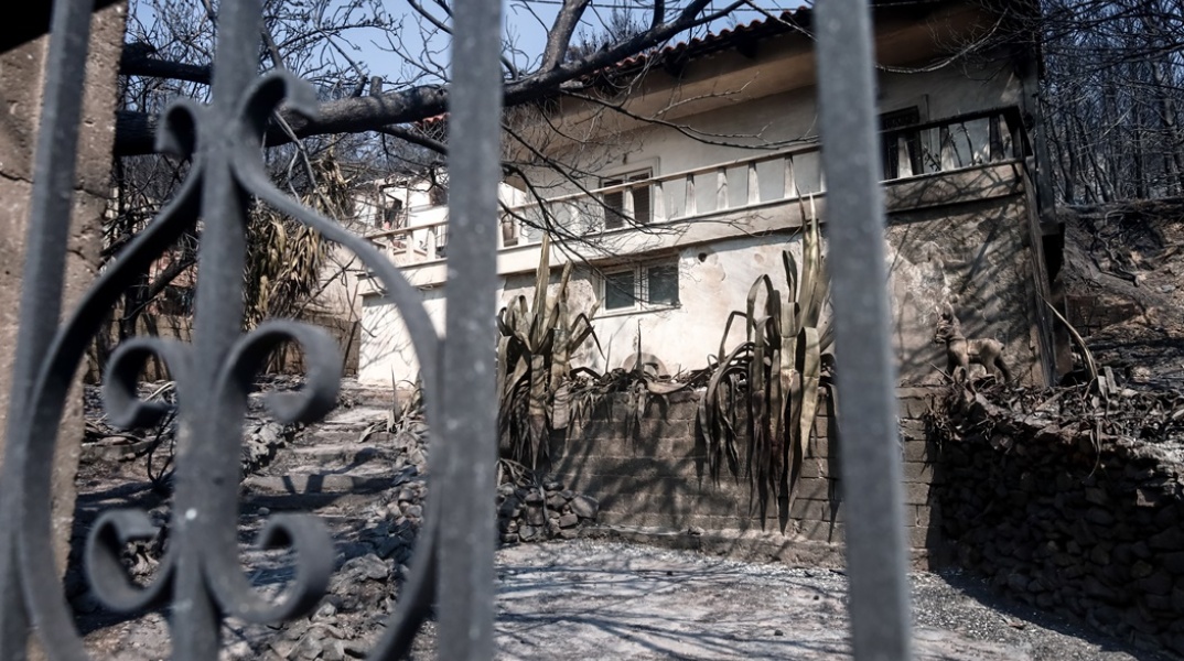 Κάγκελα και περίβολος σπιτιού γεμάτα στάχτη και αποκαΐδια στην Αγία Παρασκευή