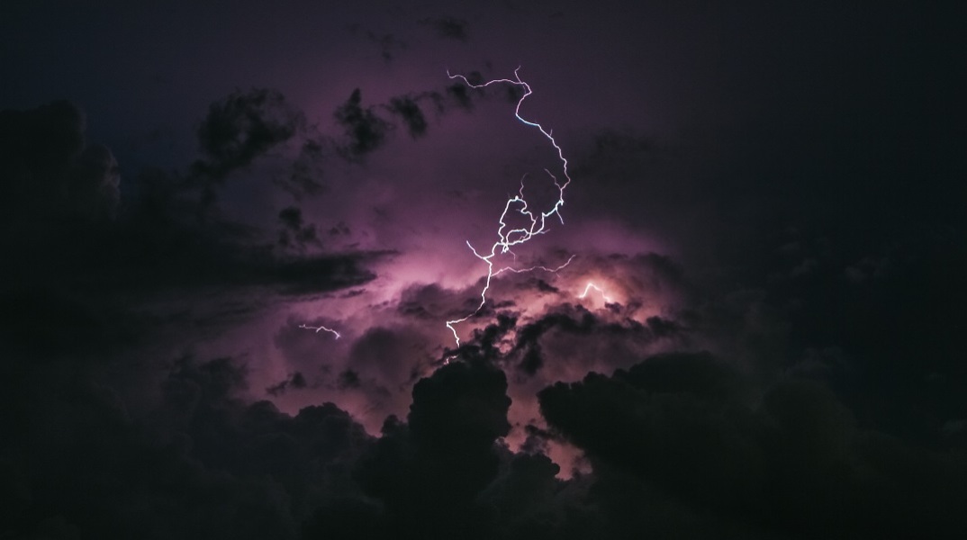 Κεραυνοί: Τι είναι η ξηρή καταιγίδα και πότε μπορεί να προκαλέσει φωτιά