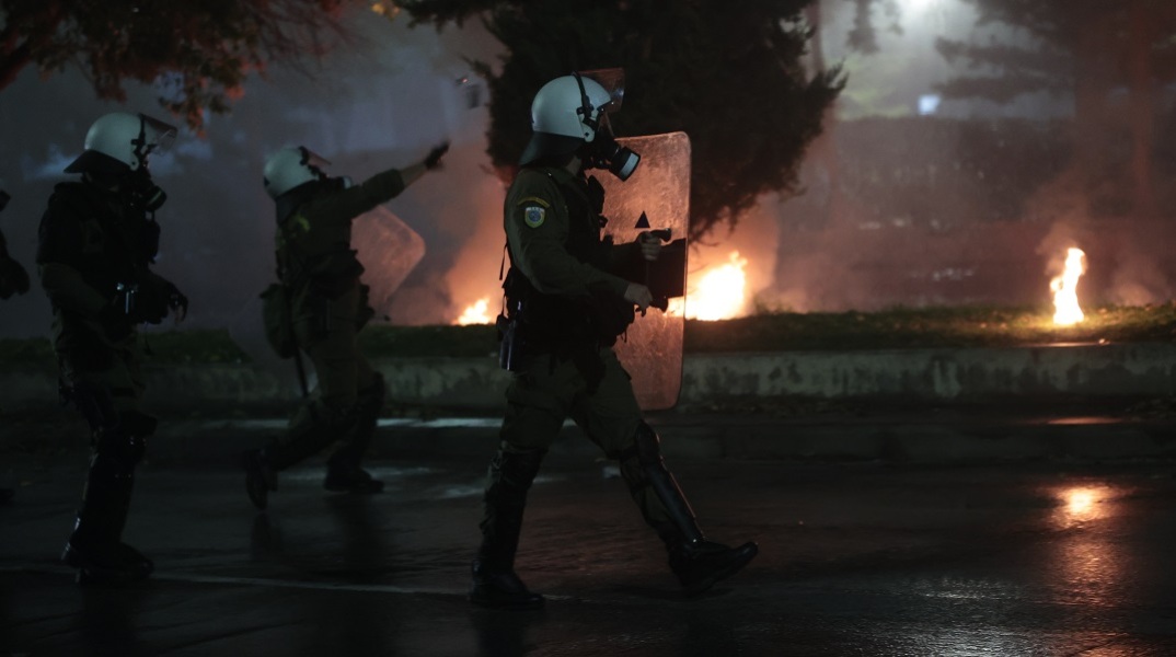 Επεισόδια στην Πολυτεχνειούπολη - Τραυματίστηκαν δύο αστυνομικοί