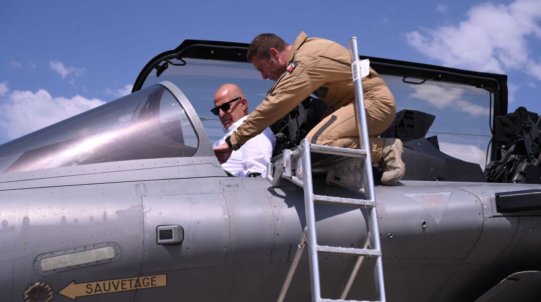 Στο κόκπιτ του Rafale ο Νίκος Δένδιας