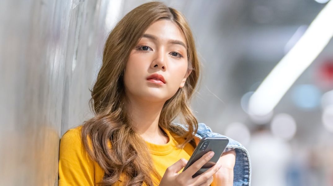 Το TikTok, το φίλτρο old-age, το προληπτικό botox, οι ψευδοεπιστημονικές συμβουλές ομορφιάς.