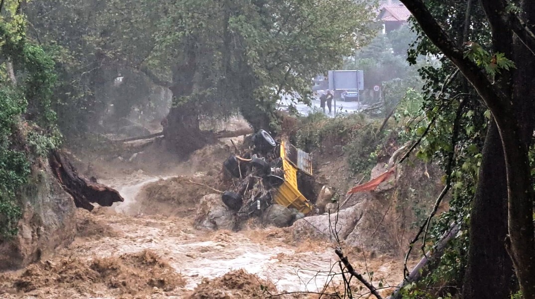 Κακοκαιρία Daniel: Πέντε αγνοούμενοι σε Βόλο και Πήλιο