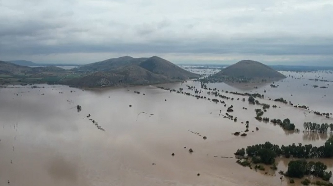 Κακοκαιρία Daniel: Εγκλωβισμένα 200 άτομα σε λόφο στον Βλοχό