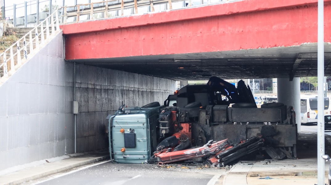 Ανατροπή νταλίκας στην παλιά παραλιακή