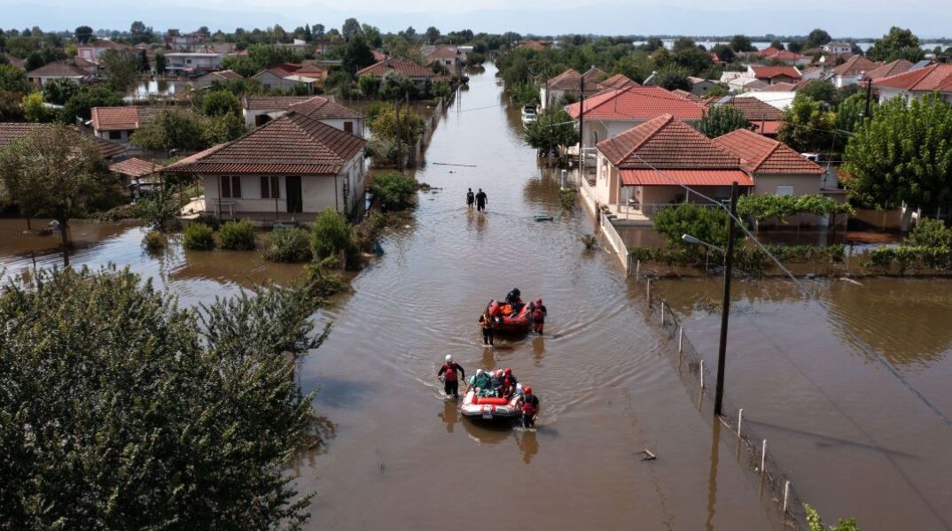 Πόρτα - πόρτα οι διασώστες της ΕΜΑΚ - Κρίσιμη νύχτα για τους εγκλωβισμένους
