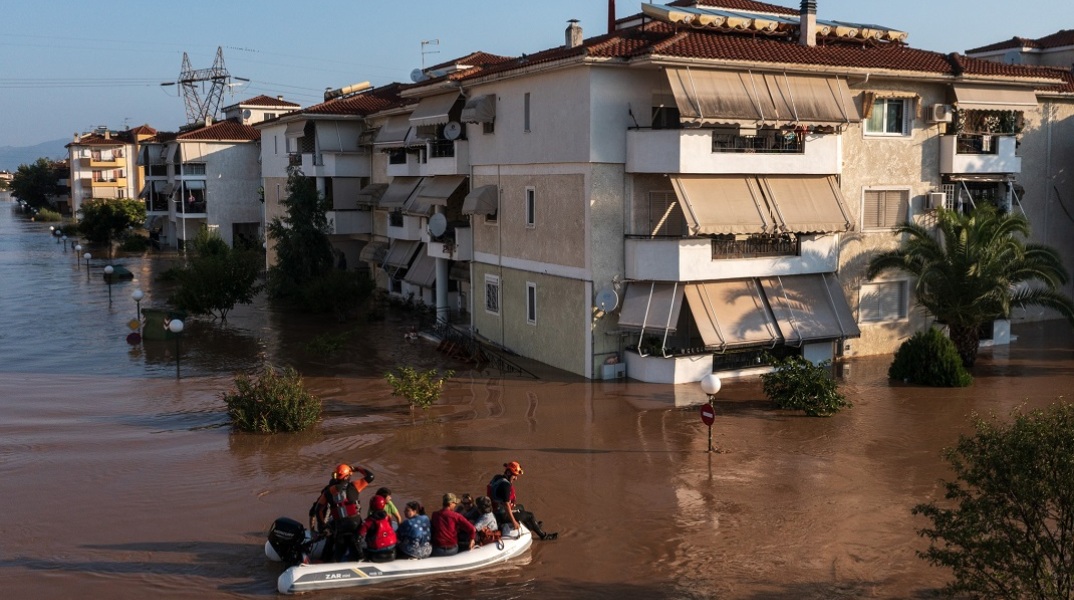 Πλημμυρισμένα σπίτια στις εργατικές κατοικίες στη Γιάννουλη της Λάρισας